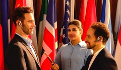 Timekettle dévoile les oreillettes d'interprétation W4 Pro AI qui fournissent des traductions et des transcriptions en temps réel entre 40 langues. (Source de l'image : Timekettle)