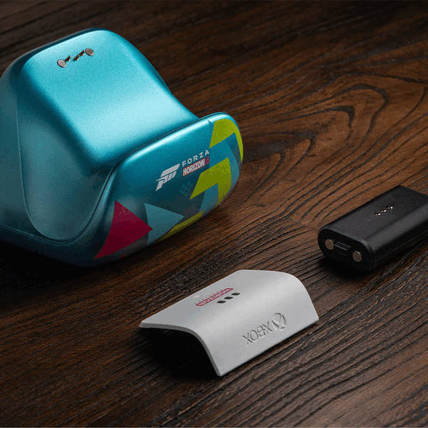 La station d'accueil 8BitDo Forza Horizon 6 est livrée avec une batterie et un couvercle de batterie pour votre manette sans fil Xbox.