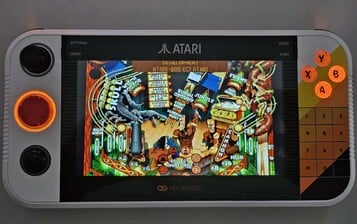 En fonction du jeu, la fonction SmartGlow utilise un éclairage pour montrer quels éléments du contrôleur sont utilisés (Source de l'image : Marc Zander, Notebookcheck)