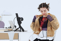 Canon lance l'appareil photo sans miroir EOS R50 V conçu pour aider les créateurs de médias sociaux à diffuser des émissions en direct et à publier des mises à jour de haute qualité en toute simplicité. (Source de l'image : Canon)