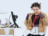Canon lance l'appareil photo sans miroir EOS R50 V conçu pour aider les créateurs de médias sociaux à diffuser des émissions en direct et à publier des mises à jour de haute qualité en toute simplicité. (Source de l'image : Canon)