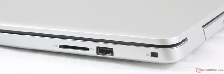 Côté droit : lecteur de carte SD, USB 2.0.