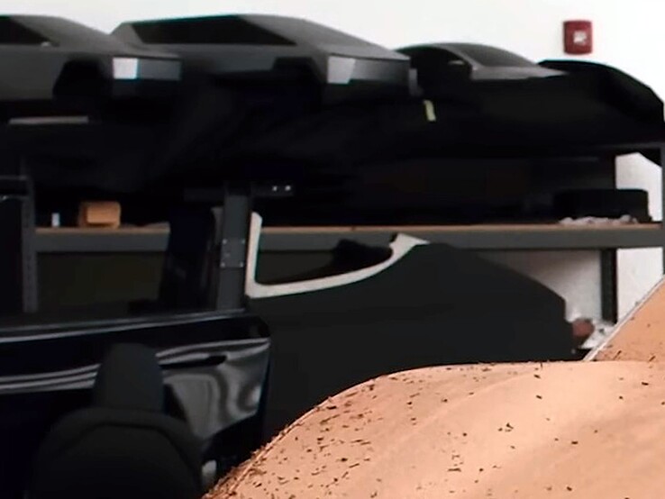 Les modèles réduits du Cyber SUV sur les étagères du studio de design.