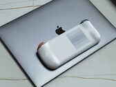 L'AYA NEO AIR au dessus d'un MacBook Pro. (Image source : AYA NEO Discord server)