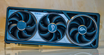 Asus ROG Astral GeForce RTX 5080 OC : façade métallique avec triple ventilateurs axiaux tech
