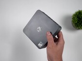 Le mini-PC Beelink EQi 304 équipé d'un processeur Intel Wildcat Lake est présenté dans la main, mettant en valeur son design compact et son panneau supérieur texturé.