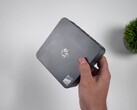 Le mini-PC Beelink EQi 304 équipé d'un processeur Intel Wildcat Lake est présenté dans la main, mettant en valeur son design compact et son panneau supérieur texturé.