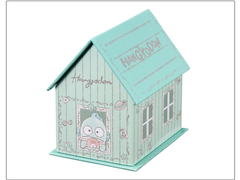 La collab Seiko est ornée de coquillages et d’étoiles de mer, et le panneau arrière montre Hangyodon et Sayuri en train de faire la sieste.