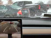 Tesla Model Y se garant automatiquement dans la neige (image : Space Cat/X)