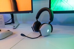 Dell a dévoilé le casque de jeu sans fil Alienware Tri-Mode au CES 2022 (image via Dell)