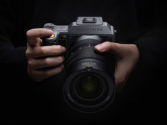 Le nouveau Hasselblad X2D II 100C (photo) est doté d'une mise au point assistée par LiDAR et d'un nouvel illuminateur AF qui sert également d'indicateur de retardateur. (Source de l'image : Hasselblad)