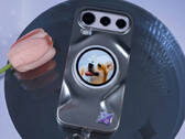 Honor et Oppo est sur le point de commercialiser un accessoire très similaire. Illustration : l'écran magnétique de Honor fixé à un téléphone.