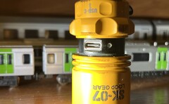 Le port USB de la lampe de poche EDC peut être recouvert pour le protéger
