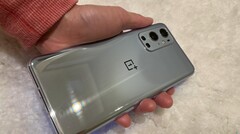 Le OnePlus 9 Pro devrait arriver le mois prochain en même temps que le OnePlus 9 au moins. S(Source de l&#039;image : Dave Lee)