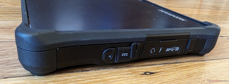 A droite : Adaptateur secteur, casque 3,5 mm, USB-C avec Thunderbolt 4 + Power Delivery, USB-C avec DisplayPort (10 Gbps)