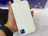 Le Sixunited WB81-H02 pourrait être refroidi par refroidissement passif. Sur la photo : le mini-PC tenu dans la main.