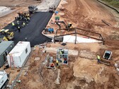 Des photos prises par un drone révèlent un tunnel en forme de cybertruck à la Giga Factory de Tesla (Source de l'image : JoeTegtmeyer/X)