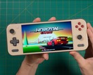 Russ de Retro Game Corps tient l'Ayaneo Pocket S2, affichant l'écran titre de Horizon Chase et mettant en valeur l'affichage et le design ergonomique de l'appareil. (Source de l'image : Retro Game Corps)