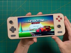 Russ de Retro Game Corps tient l'Ayaneo Pocket S2, affichant l'écran titre de Horizon Chase et mettant en valeur l'affichage et le design ergonomique de l'appareil. (Source de l'image : Retro Game Corps)