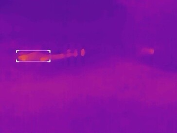 Sur ce cliché brumeux, trois personnes se trouvent sur la route