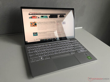 Même à l'intérieur, les sources de lumière peuvent provoquer des réflexions sur l'écran du HP Envy 13-ba0001ng