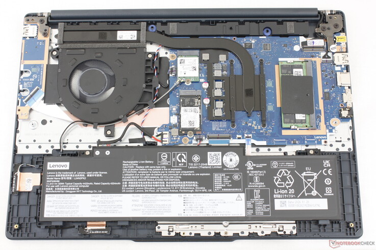 Carte mère de l'IdeaPad Slim 3 15IWC11 présentant un SSD M.2 2280 extensible, un module Wi-Fi M.2 et un seul emplacement SODIMM DDR5