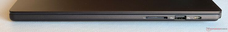 À droite : lecteur de carte SD (SD-Express 7.0), USB-A 3.2 Gen. 2 (10 Gbps), USB-C 4.0 (40 Gbps, DisplayPort, Power Delivery)