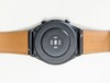 Le dessous de la smartwatch est en plastique et offre un espace pour les capteurs.