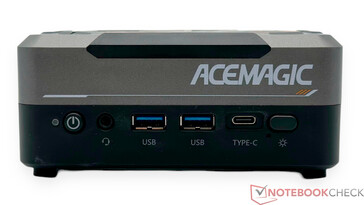 Face avant : Bouton d'alimentation, prise audio 3,5 mm, 2x USB 3.2 Gen 2, USB4, bouton de contrôle RGB