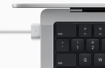 Le connecteur MagSafe 3 facilite le chargement. La recharge par USB est également disponible. (Source de l'image : Apple)