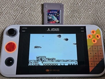 Le jeu R-Type sur GameBoy fonctionne sans problème (Source de l'image : Marc Zander, Notebookcheck)