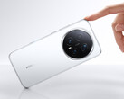 Le Magic 8 Pro ( Honor ) est doté d'un téléobjectif "Ultra Night" de 200 mégapixels. Photo : le téléphone en blanc. (Source de l'image : Honor)