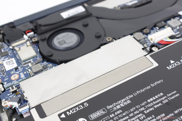 Plaque d'aluminium protectrice sur le SSD. Ce modèle peut prendre en charge un seul disque M.2 PCIe4 M.2 2280
