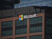 Bâtiment de Microsoft avec le logo de l'entreprise (Source : Simon Ray/Unsplash)