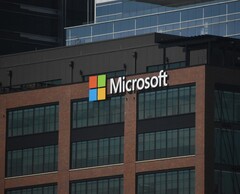 Bâtiment de Microsoft avec le logo de l'entreprise (Source : Simon Ray/Unsplash)