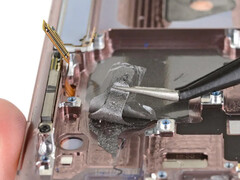 Samsung a utilisé des chambres à vapeur pour la dernière fois dans le Galaxy Note 20 Ultra. (Image source : iFixit)