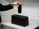 L'appareil de Swippitt, semblable à un grille-pain, permet de recharger la batterie d'un téléphone en deux secondes