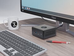 Le Nano Pro Gen 14 est proposé à partir de 840 euros. Sur la photo : le mini PC à côté d&#039;un écran, d&#039;un clavier, d&#039;une tasse à thé et d&#039;un stylo. (Source de l&#039;image : Tuxedo)
