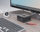 Le Nano Pro Gen 14 est proposé à partir de 840 euros. Sur la photo : le mini PC à côté d'un écran, d'un clavier, d'une tasse à thé et d'un stylo. (Source de l'image : Tuxedo)