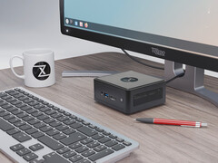 Le Nano Pro Gen 14 est proposé à partir de 840 euros. Sur la photo : le mini PC à côté d'un écran, d'un clavier, d'une tasse à thé et d'un stylo. (Source de l'image : Tuxedo)