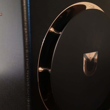 Le design du subwoofer est visuellement attrayant tout en restant discret (Image source : Notebookcheck)