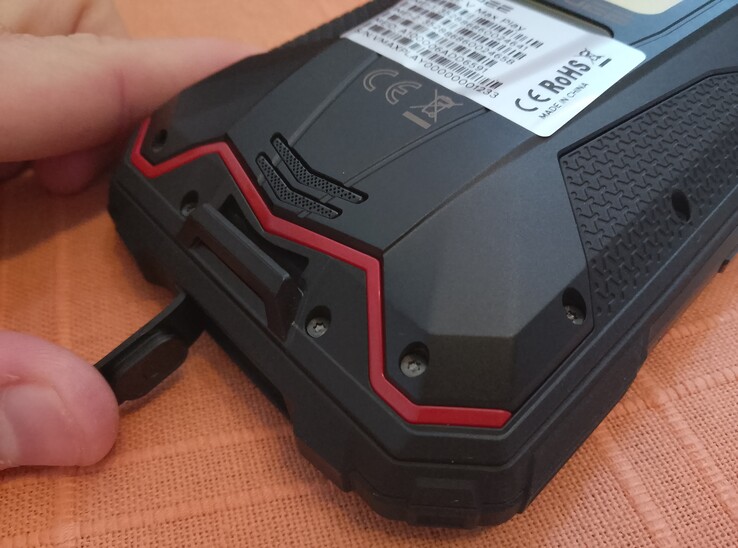 Port USB-C derrière un rabat (Image source : Sergey Tarasov - Notebookcheck)
