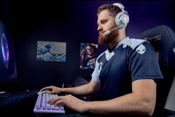 Le casque Alienware Pro Headset a été conçu à partir de données provenant d'athlètes de sports électroniques et de streamers. (Source de l'image : Alienware)