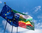 Les drapeaux de l'Union européenne flottent sur fond de ciel bleu