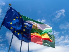 Les drapeaux de l'Union européenne flottent sur fond de ciel bleu