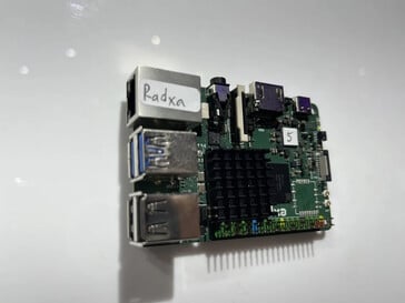 Les ports USB et Ethernet sont disponibles (Source de l'image : Andreas Sebayang)