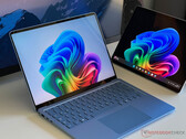 Selon les rumeurs, le Surface Laptop 8 ne serait pas équipé de la puce Snapdragon X2 de Qualcomm, la plus puissante, comme le montre la photo du modèle actuel.