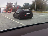 Tesla Model Y Juniper en test avec la barre de feux arrière allumée (Image source : TeslaDashCam/X)
