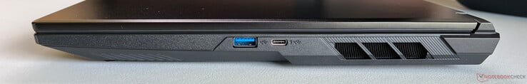 Droite : USB-A 3.2 Gen.2 (10 GBit/s), USB-C 3.2 Gen.2 (10 GBit/s, DisplayPort 2.1, Power Delivery)