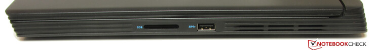 Côté droit : lecteur de carte SD, USB A 3.2 Gen 1.